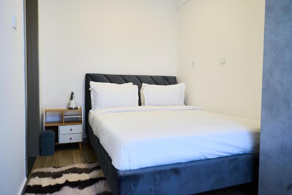 WINCHESTER APARTMENTS, Riverside bedroom