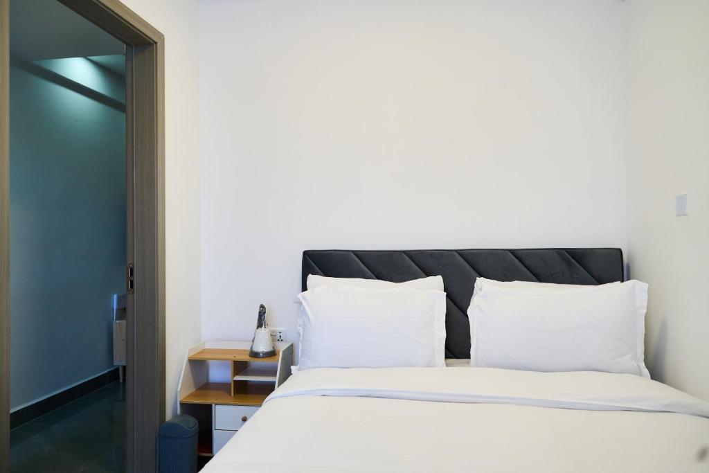 WINCHESTER APARTMENTS, Riverside bedroom